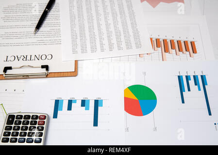 Les contrats, et de graphiques sur le bureau. Concept d'un bureau. Banque D'Images