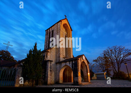 L'ancienne église en pierre de Sapa avec blue night sky plus populaire destination de voyage à Sapa, nord du Vietnam Banque D'Images