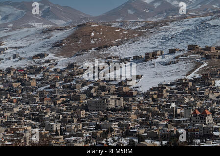 Arsal, une petite ville frontalière isolée dans le nord-est du Liban, à la frontière avec la Syrie, qu'il n'y a pas longtemps, était un bastion de l'État islamique d'Irak et du Levant (EIIL, également connu sous le nom de ISIS). La ville est maintenant accueil t'au moins 65 000 réfugiés syriens. Banque D'Images