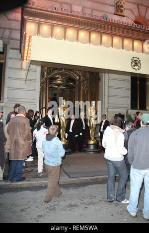 New York, NY - 21 février : (extérieur) à l'arrivée de deux 8 pieds de statues d'Oscar d'or dans le cadre de la préparation à l'avance pour les communautés de New York Banque D'Images