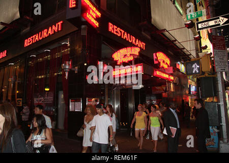 New York, NY - 01 juillet : (extérieur) à la 'a tourné à l'amour 2 avec équipage de la saison 2 partie d'affichage à l'Hawaiian Tropic Zone sur le Mardi, Juillet 1, 2008 i Banque D'Images