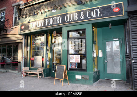 New York, NY - 25 Octobre : (extérieur) à Michael O'Keefe's Book Partie de 'Swimming de sous Mon Père" au Bowery Poetry Club le dimanche, Octobre 25, Banque D'Images