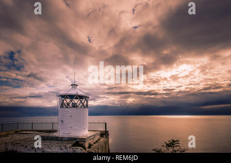 Phare sur la mer Égée à Kavala, le point où la terre rencontre la mer.Thrace, Grèce Banque D'Images