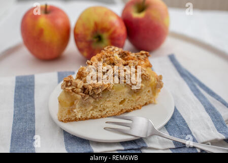 Crumble aux pommes fait maison sur une assiette à gâteau Banque D'Images