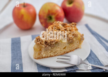 Crumble aux pommes fait maison sur une assiette à gâteau Banque D'Images