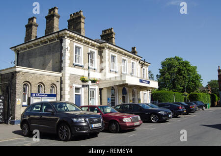 TEDDINGTON, Royaume-Uni - Mai 17, 2018 : voitures garées à l'extérieur de la gare à Teddington, Middlesex. Les trains circulent par South Western Railway service cette Lon Banque D'Images