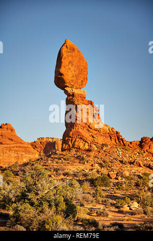 Balanced Rock à Arches National Park, Moab nr, Utah, USA Banque D'Images