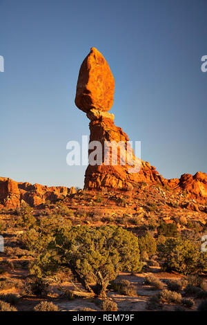 Balanced Rock à Arches National Park, Moab nr, Utah, USA Banque D'Images