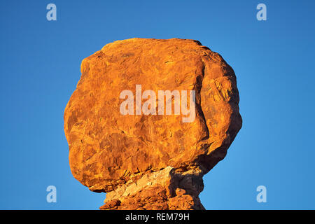 Balanced Rock à Arches National Park, Moab nr, Utah, USA Banque D'Images