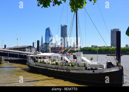 'Bar & Co Voile' bar et discothèque sur Tamise, Temple Pier, Victoria Embankment, City of westminster, Greater London, Angleterre, Royaume-Uni Banque D'Images