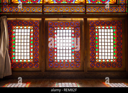 Châssis de fenêtres colorées dans l'Arg-e Karim Khan. Shiraz, Iran. Banque D'Images