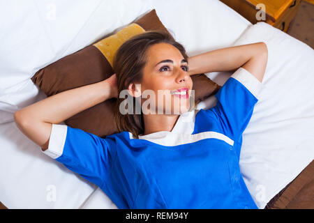 Portrait de femme de chambre de l'hôtel day dreaming Banque D'Images