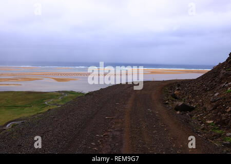 Steinige Straße zum Meer, Island Banque D'Images