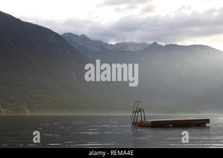 Plate-forme de baignade dans le magnifique paysage de la nature, le lac de Bohinj, en Slovénie Banque D'Images