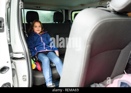 Famille voyageant en minibus à l'aéroport. Les gens dans les transports en bus ou van se rendent à l'aéroport pour les vacances. Service de transfert de l'aérodrome véhicule Banque D'Images