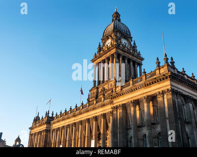 La décoloration de l'après-midi d'hiver la lumière sur l'hôtel de ville de Leeds West Yorkshire Angleterre Banque D'Images