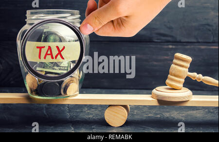 Bocal en verre avec des pièces de monnaie et l'inscription ' ' sur la balance. Concept de la loi. Et le jugement de la Cour. La justice et la légalité. Les législateurs, les administrat Banque D'Images