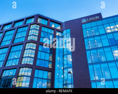 Merrion House Leeds City Council Centre-ville au crépuscule du moyeu Leeds West Yorkshire Angleterre Banque D'Images