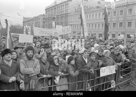 Moscou, URSS - 7 novembre 1990 : rallye organisé par l'Association de Moscou des électeurs, la Russie démocratique et mouvement de la plate-forme démocratique sans UCA. La plupart des slogans contre le régime soviétique. Banque D'Images