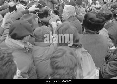 Moscou, URSS - 7 novembre 1990 : rallye organisé par l'Association de Moscou des électeurs, la Russie démocratique et mouvement de la plate-forme démocratique sans UCA. Les gens regardent Boris Eltsin dans le centre Banque D'Images