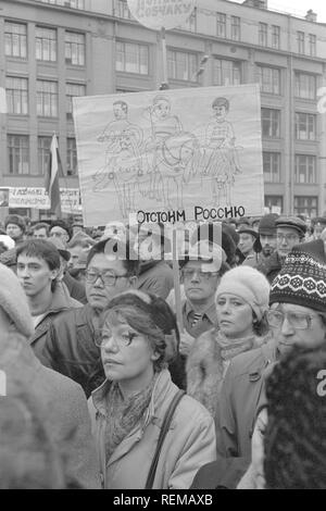 Moscou, URSS - 7 novembre 1990 : rallye organisé par l'Association de Moscou des électeurs, la Russie démocratique et mouvement de la plate-forme démocratique sans UCA. Le texte et les images sur l'affiche : "Nous défendons la Russie' et trois héros Sobchak, Eltsin et Popov. Banque D'Images