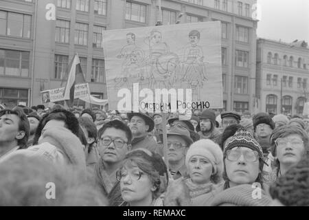 Moscou, URSS - 7 novembre 1990 : rallye organisé par l'Association de Moscou des électeurs, la Russie démocratique et mouvement de la plate-forme démocratique sans UCA. Le texte et les images sur l'affiche : "Nous défendons la Russie' et trois héros Sobchak, Eltsin et Popov. Banque D'Images