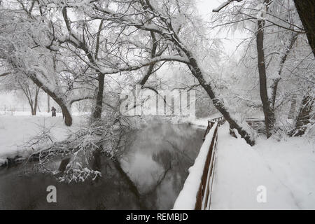 Belle scène d'hiver sur Yauza river après de fortes chutes de neige, Babushkinkiy, district de Moscou. Banque D'Images