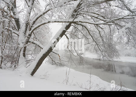 Belle scène d'hiver sur Yauza river après de fortes chutes de neige, Babushkinkiy, district de Moscou. Banque D'Images