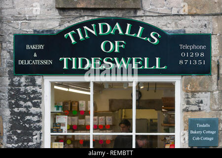 Tindalls de Tideswell to sign et vitrine, Derbyshire Banque D'Images