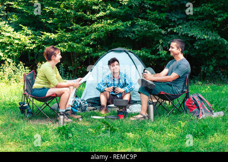 Passer un séjour sur le camping. La préparation d'un repas piscine à côté de la tente. Prochain voyage de planification Banque D'Images