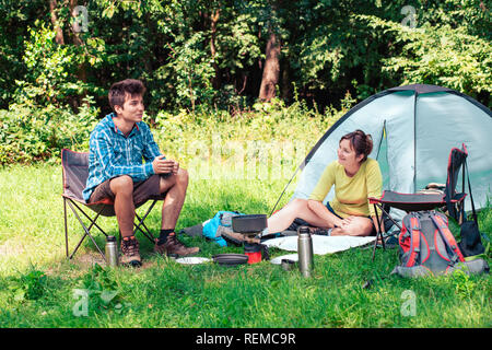 Passer un séjour sur le camping. Préparer un repas en plein air. Prochain voyage de planification Banque D'Images