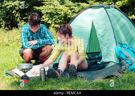 Passer un séjour sur le camping. Préparer un repas en plein air. Prochain voyage de planification Banque D'Images