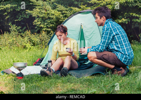 Passer un séjour sur le camping. Préparer un repas en plein air. Prochain voyage de planification Banque D'Images