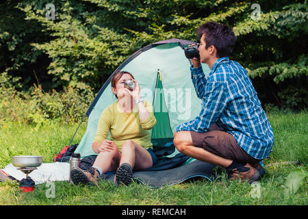 Passer un séjour sur le camping. Préparer un repas en plein air. Prochain voyage de planification Banque D'Images