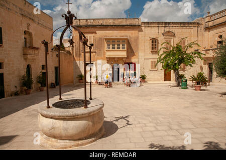 Un groupe de touristes en visite à un café en plein air dans la région de Mesquita Square dans l'ancienne ville fortifiée de Mdina à Malte. Banque D'Images