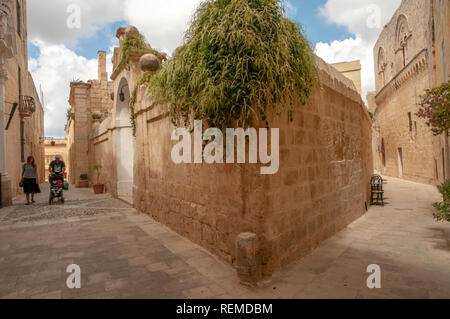 Ruelles typiques entre les maisons en pierre calcaire, dans l'ancienne ville fortifiée de Mdina à Malte. Ici, à l'angle de Gatto Murina Street et Mesquita Banque D'Images