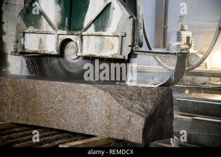 La transformation de granit dans la fabrication. Plaque de granit de coupe  avec une scie circulaire Photo Stock - Alamy