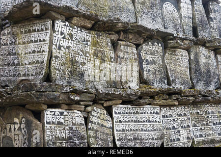 Mani mur de pierre sur la route de Lukla à Namche Bazar, Camp de base de l'Everest, Sagarmatha au Népal, trek Banque D'Images