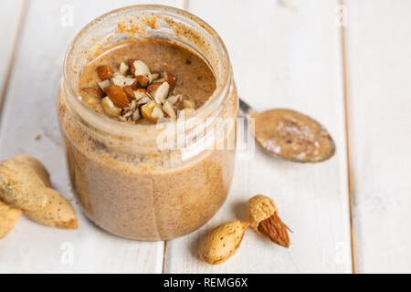 Pot en verre de beurre d'amande Banque D'Images