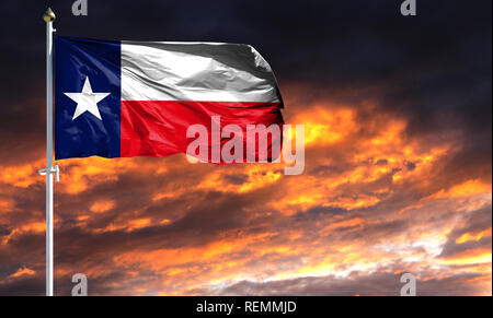 État du pavillon du Texas le mât voletant dans le vent contre un ciel coucher de soleil coloré. Banque D'Images
