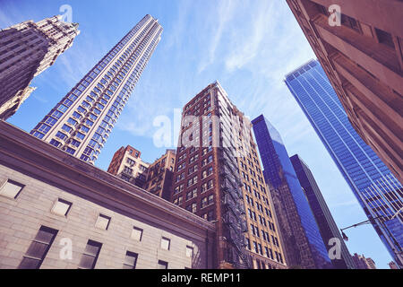 À la recherche jusqu'à grattes-ciel de Manhattan, aux tons de couleur photo, USA. Banque D'Images