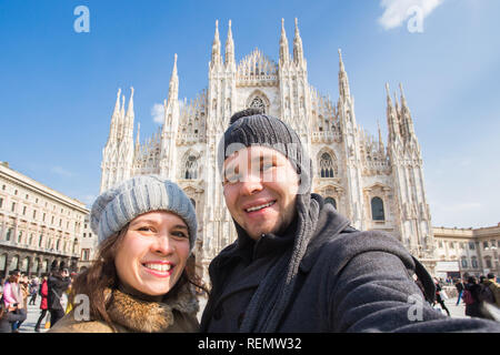 Les voyages, la photographie et les gens concept - Happy couple taking Self Portrait in Milano en place du Duomo Banque D'Images