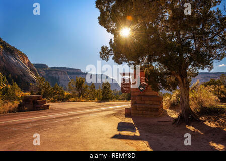 Panneau de bienvenue à l'entrée du parc national de Zion avant le coucher du soleil. Banque D'Images