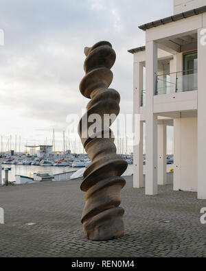 Tony Cragg danse la colonne (2001) sculpture en grès Dunkers Kulturhus extérieur à Helsingborg, Suède. Banque D'Images