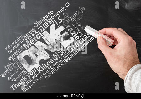 Merci Nuage de mots dans plusieurs langues sur tableau noir Banque D'Images
