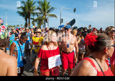 RIO DE JANEIRO - le 28 février 2017 : Les Brésiliens en costumes de carnaval coloré à célébrer une fête de rue l'après-midi à Ipanema. Banque D'Images