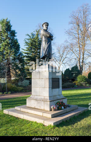 Grande statue en bronze du commandant Edward John Smith, capitaine du Titanic, dans la région de Beacon Park, Lichfield, Staffordshire Banque D'Images