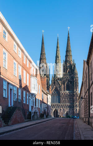 Maisons géorgiennes près avec la Cathédrale de Lichfield dans l'arrière-plan Banque D'Images