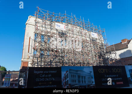 Mur de façade ou de façade de la vieille photo chambre à Lichfield soutenu par un échafaudage tout en appartements sont construits derrière le front Banque D'Images