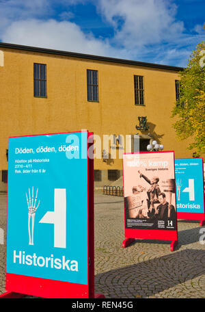 La publicité pour des expositions à l'extérieur de l'Historiska Museet (Musée de l'histoire suédoise), Stockholm, Suède, Scandinavie Banque D'Images